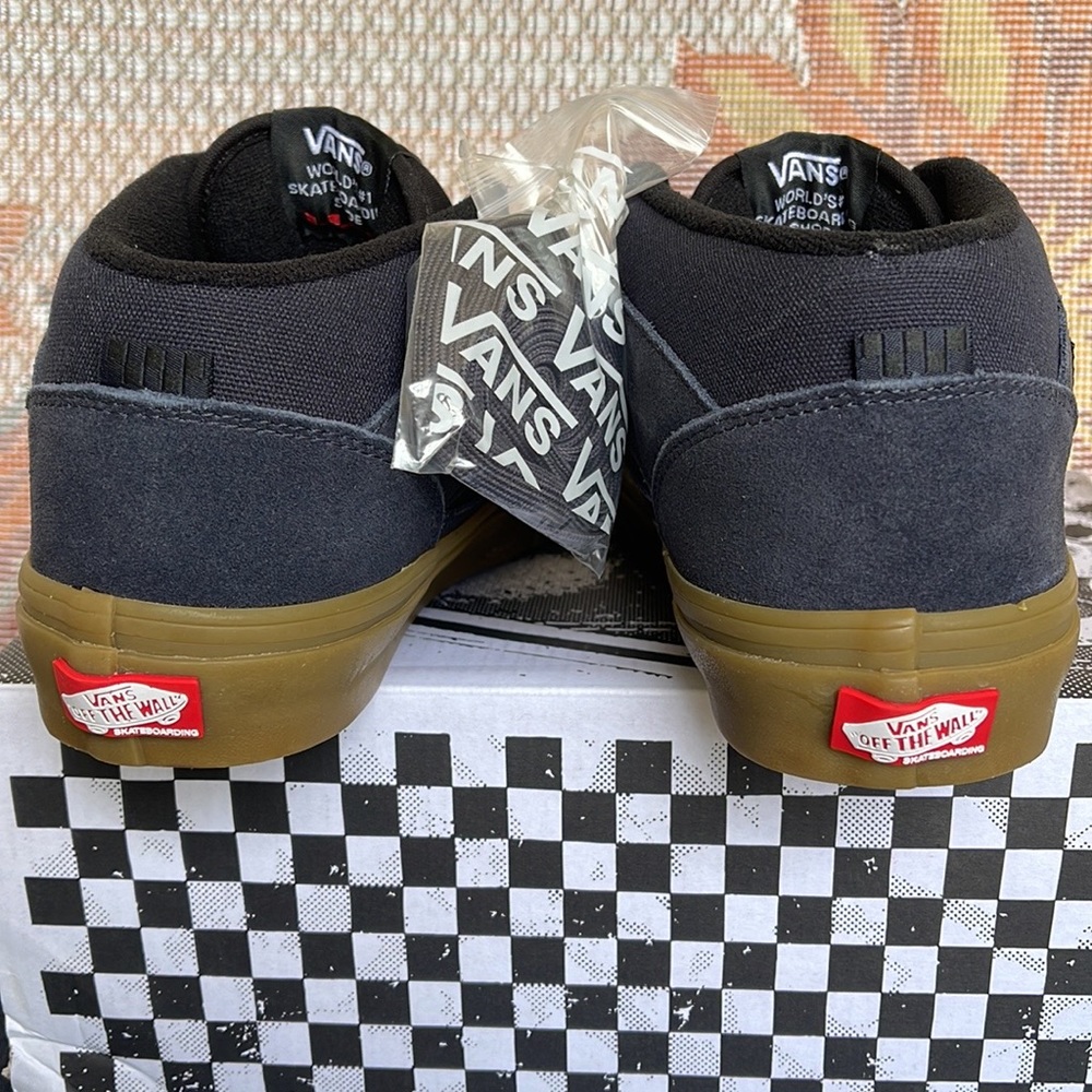 Vans Men’s Skate Half Cab
Navy/Gum
VN0A5FCDNGM
Sneakers - Picture 14 of 16